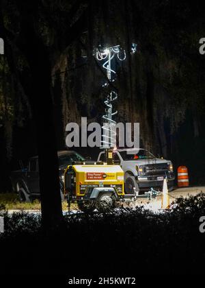 Crews, die unter Einsatz von starker Außenbeleuchtung umfangreiche Nachtarbeiten an einem Straßenprojekt mit einer Leistung von 5,5 Millionen Einwohnern in der Northwest 34th Street, von der 16th Avenue bis zur 13th Street, durchführen. Crews arbeiten fast die ganze Nacht, während Stunden leichteren Verkehrs. Der voraussichtliche Fertigstellungstermin ist irgendwann im Jahr 2022. Gainesville, Alachua County, Florida, USA. Stockfoto