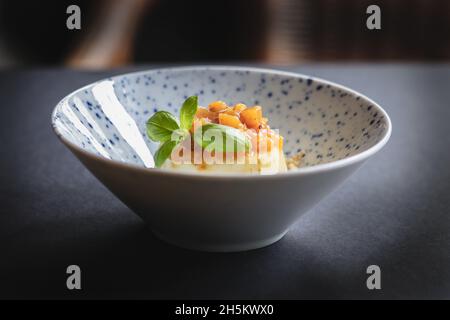 Selektiv aus einem wunderschön dekorierten veganen Gericht in einer weißen Schüssel Stockfoto