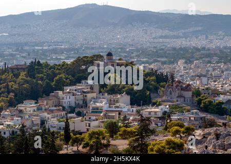 Panoramablick auf die alte Nationalsternwarte von Athen, Griechenland, auf dem Nymphenberg im Stadtteil Thission, von der Akropolis aus gesehen Stockfoto