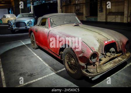 Rostig und staubig 1953 Aston Martin DB2, 2-Sitz-Cabriolet, britischer Klassiker / Oldtimer, in schlechtem Zustand, bereit zur Restaurierung in der Garage Stockfoto