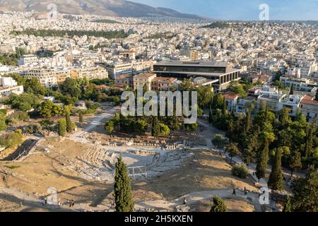 Das antike griechische Theater von Dionysos (oder Dionysos) wurde am Südhang der Akropolis erbaut. Das Akropolis-Museum im Hintergrund Stockfoto