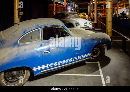 Rostig und staubig 1952 Porsche 356 B, deutscher Oldtimer-Klassiker, in schlechtem Zustand, bereit zur Restaurierung in der Garage Stockfoto