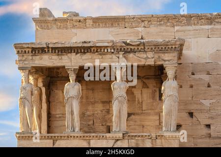 Die Karyatiden des Erechtheion-Tempels (Erechteum) an der archäologischen Stätte der Akropolis. Karyatiden sind geformte weibliche Figuren. Nahaufnahme Stockfoto