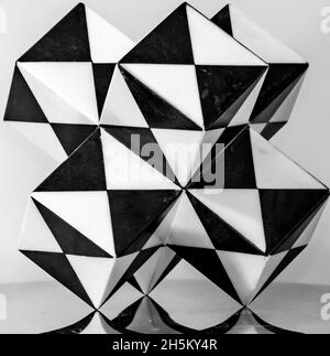 Geometrische schwarz-weiße Skulptur Stockfoto