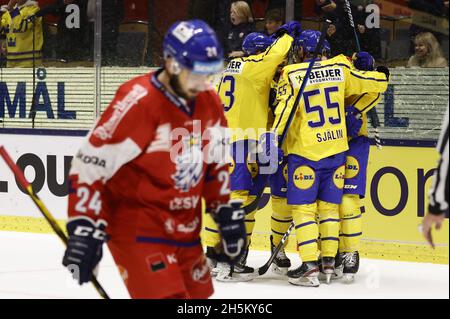 Schwedische Spieler feiern nach dem zweiten Tor ihres Teams, als Filip Pyrochta aus Tschechien am 10. November 2021 bei einem Eishockeyspiel zwischen Schweden und Tschechien in der Saab Arena in Linkpoing, Schweden, niedergeschlagen aussieht. Foto: Stefan Jerrevang / TT / Code 60160 Stockfoto
