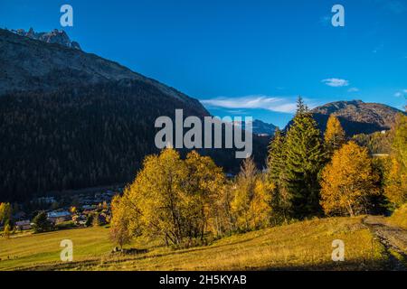 Schöne Aussicht auf die grünen Berge, die unter dem blauen Himmel schimmern Stockfoto