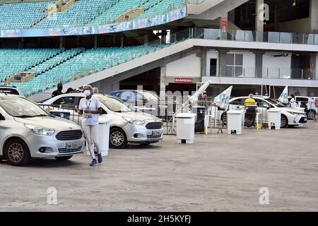 Salvador, Bahia, Brasilien. November 2021. (INT) die Impfung gegen Covid-19 wird im Stadion Arena Fonte Nova in Salvador durchgeführt. 10. November 2021, Salvador, Bahia, Brasilien: Am Mittwoch (10.) wird im Drive-Thru-System im Stadion Arena Fonte Nova in Salvador, Bahia, eine Impfung gegen die durch das Coronavirus verursachte Covid-19-Krankheit durchgeführt (Bild: © Walmir Cirne/TheNEWS2 via ZUMA Press Wire) Stockfoto