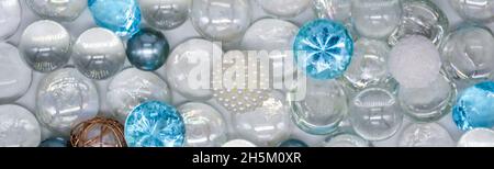 Banner mit schönem Hintergrund aus transparenten, blauen Glasperlen, Kristallen, weißen Perlen. Speicherplatz kopieren. Stockfoto