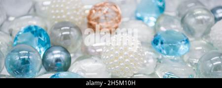 Banner mit schönem Hintergrund aus transparenten, blauen Glasperlen, Kristallen, weißen Perlen. Speicherplatz kopieren. Stockfoto