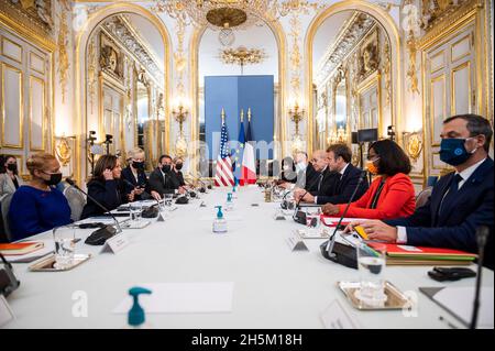 Paris, Frankreich. November 2021. Frankreichs Präsident Emmanuel Macron und US-Vizepräsident Kamala Harris während eines Treffens im Elysée-Palast in Paris, Frankreich am 10. November 2021. (Foto von ELIOT BLONDT/Pool/Sipa USA) Quelle: SIPA USA/Alamy Live News Stockfoto