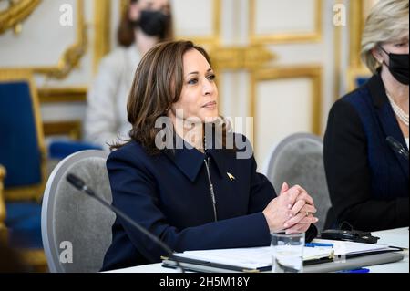 Paris, Frankreich. November 2021. Frankreichs Präsident Emmanuel Macron und US-Vizepräsident Kamala Harris während eines Treffens im Elysée-Palast in Paris, Frankreich am 10. November 2021. (Foto von ELIOT BLONDT/Pool/Sipa USA) Quelle: SIPA USA/Alamy Live News Stockfoto