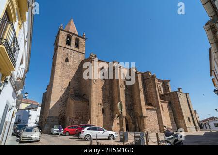 Caceres, Extremadura, Spanien - 3. JUNI 2021 - Kirche von Santiago in der monumentalen Stadt Caceres Stockfoto