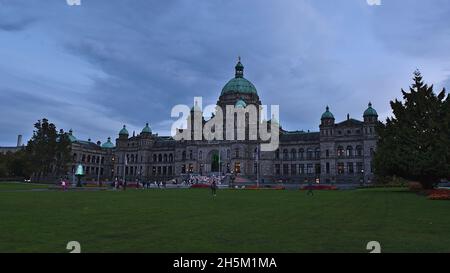 Wunderschöne Aussicht auf beeindruckende Parlamentsgebäude von British Columbia, in denen die Provinzgesetzgebung untergebracht ist, in der Innenstadt von Victoria, Kanada. Stockfoto