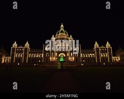 Vorderansicht der beeindruckenden Parlamentsgebäude von British Columbia in Victoria, Kanada, wo sich die Provinzgesetzgebung befindet, mit Brunnen. Stockfoto