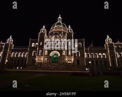 Beleuchteter Eingang zu beeindruckenden Parlamentsgebäuden von British Columbia im neobarocken Stil mit Lichtern an der Fassade in der Innenstadt von Victoria, Kanada. Stockfoto