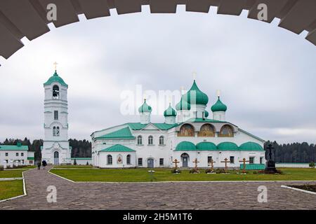 SVIR, Russland, Region Leningrad am 12. Oktober 2021. Die Heilige Dreifaltigkeit Alexander Svirski männliches Kloster im Dorf Alt Sloboda. Stockfoto