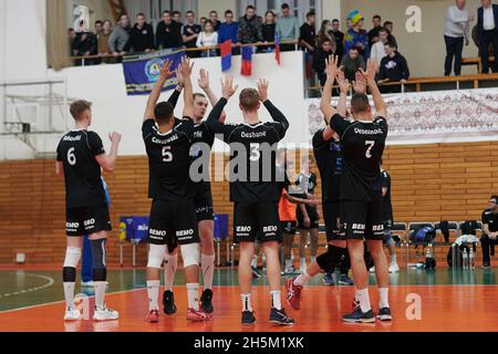 KHARKIV, UKRAINE - 10. NOVEMBER 2021: Das Volleyballspiel des CEV Challenge Cup VSC Law Academy gegen VCA AMSTETTEN Stockfoto