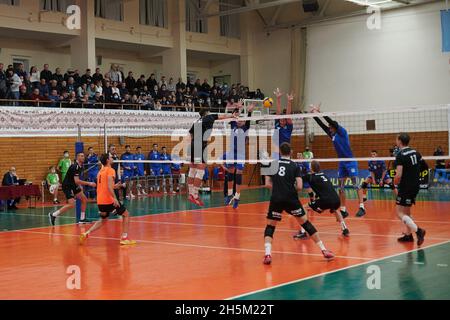 KHARKIV, UKRAINE - 10. NOVEMBER 2021: Das Volleyballspiel des CEV Challenge Cup VSC Law Academy gegen VCA AMSTETTEN Stockfoto