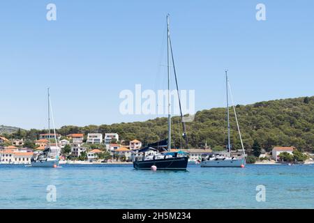 Rogoznica, Kroatien-29. Oktober 2021: Segelboote ankern in der Bucht des kleinen Fischerortes Rogoznica im wunderschönen, türkisfarbenen Meer Stockfoto