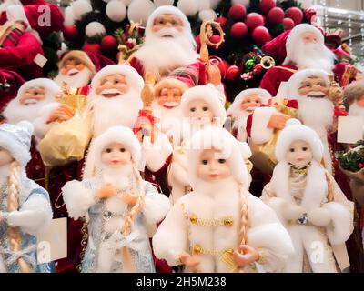 Viele Weihnachtspuppen werden in der Mall verkauft. Stockfoto