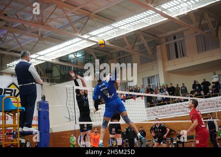 KHARKIV, UKRAINE - 10. NOVEMBER 2021: Das Volleyballspiel des CEV Challenge Cup VSC Law Academy gegen VCA AMSTETTEN Stockfoto