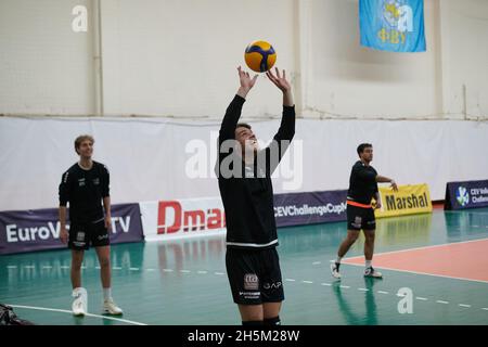 KHARKIV, UKRAINE - 10. NOVEMBER 2021: Das Volleyballspiel des CEV Challenge Cup VSC Law Academy gegen VCA AMSTETTEN Stockfoto