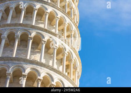 Der schiefe Turm von Pisa, Italien, Detailansicht aus der Nähe, Bögen und Säulen Stockfoto