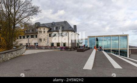 Drachenfels Restaurant in Siebengebirge, Deutschland, bei regem Herbstwetter Stockfoto