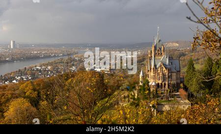 Schloss Drachenburg im Siebengebirge bei strahlender Herbstsonne Stockfoto