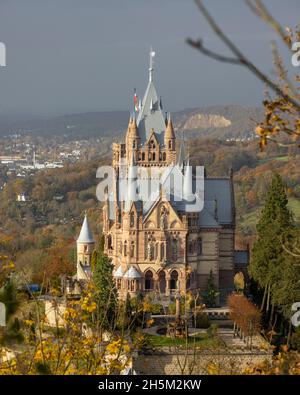 Schloss Drachenburg im Siebengebirge bei strahlender Herbstsonne Stockfoto