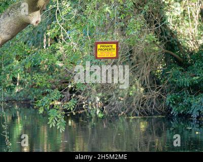 Ein privates Grundstücksschild, das über einem Zweig des Flusses Gade, dem Grand Union Canal in Hertfordshire, hängt Stockfoto