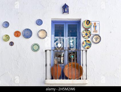 Ornamente hängen an einer Wand im Dorf Frigiliana, typische Straßen der Axarquia in Malaga. Andalusien, Spanien Stockfoto