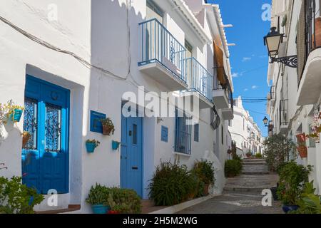 Dorf Frigiliana, typische Straßen der Axarquia in Malaga. Andalusien, Spanien Stockfoto