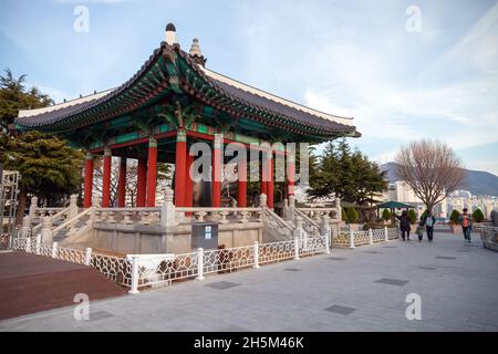 Busan, Südkorea - 14. März 2018: Der Glockenpavillon am Yongdusan Park, Touristen gehen in der Nähe Stockfoto