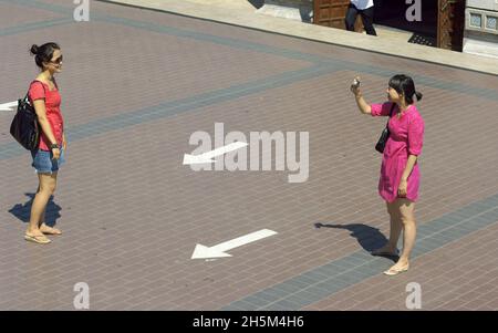 Zwei asiatische Touristen, die sich in Istanbul, Türkei, als Souvenir fotografieren Stockfoto