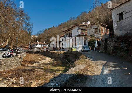 Blick auf eine Straße mit traditioneller bulgarischer Architektur und einer Holzbrücke, Melnik, Bulgarien Stockfoto