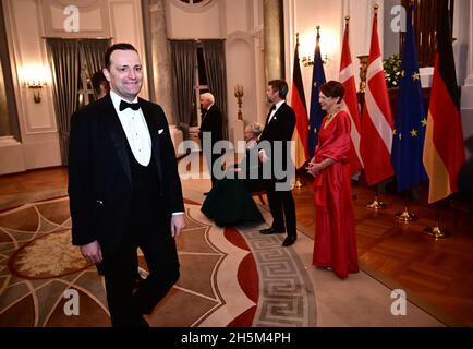 Berlin, Deutschland. November 2021. Bundesgesundheitsminister Jens Spahn (CDU, l) geht zum Staatsbankett im Schloss Bellevue, nachdem er Bundespräsident Frank-Walter Steinmeier (zurück, l-r), Königin Margrethe II. Von Dänemark, Kronprinz Frederik und Elke Büdenbender, Ehefrau des Bundespräsidenten, empfangen hat. Die Königin und der Thronfolger sind für einen mehrtägigen Staatsbesuch in Deutschland. Quelle: Fabian Sommer/dpa/Alamy Live News Stockfoto