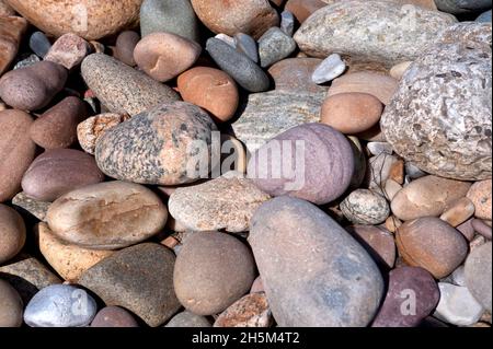 Sammlung von bunten Felsen am Strand, Stockfoto