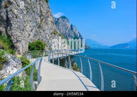 Ciclopista del Garda - Radweg und Fußweg über den Gardasee mit schöner Landschaft in Limone Sul Garda - Reiseziel in Bresc Stockfoto