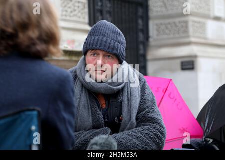 London, Großbritannien, 10. November 2021: Richard Ratcliffe gibt am 18. Tag eines Hungerstreiks im britischen Außenministerium ein Medieninterview Stockfoto