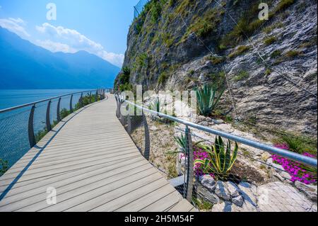 Ciclopista del Garda - Radweg und Fußweg über den Gardasee mit schöner Landschaft in Limone Sul Garda - Reiseziel in Bresc Stockfoto