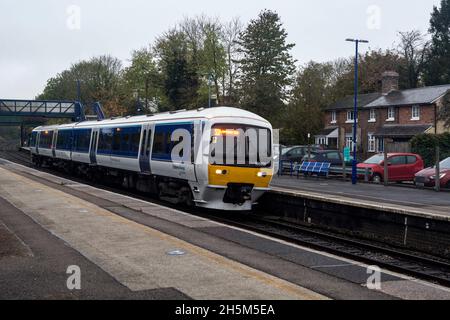 Ein Zug der Chiltern Railways der Klasse 165 am Bahnhof Hatton, Warwickshire, England, Großbritannien Stockfoto