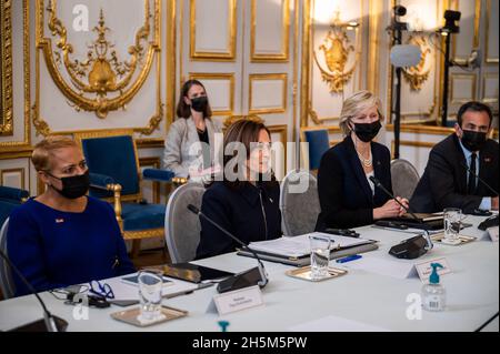 Paris, Frankreich. November 2021. Die Vizepräsidentin der Vereinigten Staaten, Kamala Harris, nimmt am 10. November 2021 an einem bilateralen Treffen mit dem französischen Präsidenten Emmanuel Macron im Elysée-Palast in Paris Teil. Kredit: Eliot Blondt/Pool via CNP/dpa/Alamy Live Nachrichten Stockfoto