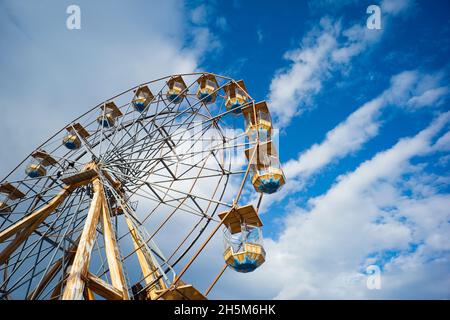 Blick auf ein großes Rad gegen einen blauen und wolkenlosen Himmel in Bridlington Stockfoto