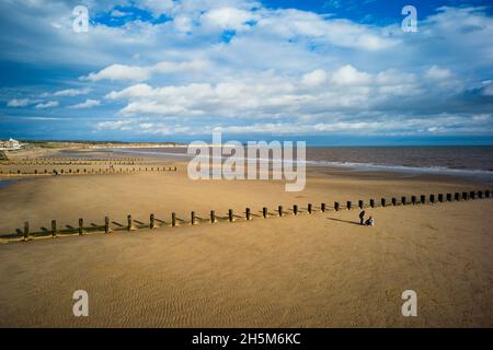 Eine Familie am Nordstrand, die bei Ebbe in Bridlington eine Gruppe schoss Stockfoto