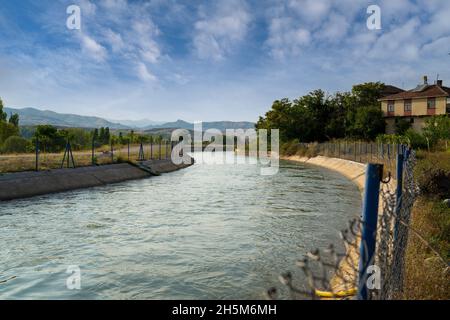 Der Kanal des Wasserkraftwerks am Fluss Kizilirmak. Kalecik, Ankara, Türkei. Stockfoto