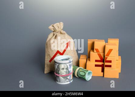 Chinesisches Yuan oder japanisches Yen-Symbol mit Waren und Pfeil nach oben. Wachsende Gewinne. Steigender Verbrauch, Handelsbilanz. Hohe Umsätze. Export importieren. Inc Stockfoto