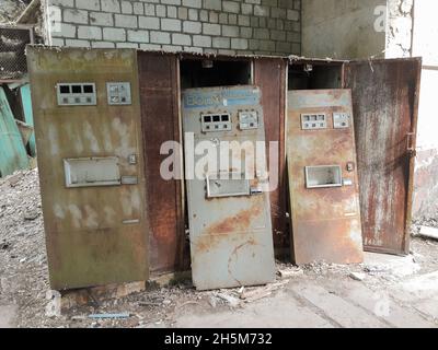 Mehrere alte kaputte Automaten für den Verkauf von Sodawasser in Pripyat, Ukraine. Abgebrochene Ausschlusszone Stockfoto
