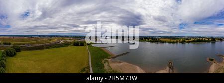 Panoramablick auf die Rheinautobrücke bei Leverkusen, Deutschland. Drohnenfotografie. Stockfoto