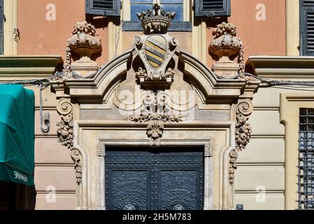 Eingangstür des Palazzo Ferrero Gubernatis Ventimiglia, historischer Palast mit Blick auf die schmale Gasse, genannt 'Budello', von Alassio, Savona, Ligurien Stockfoto